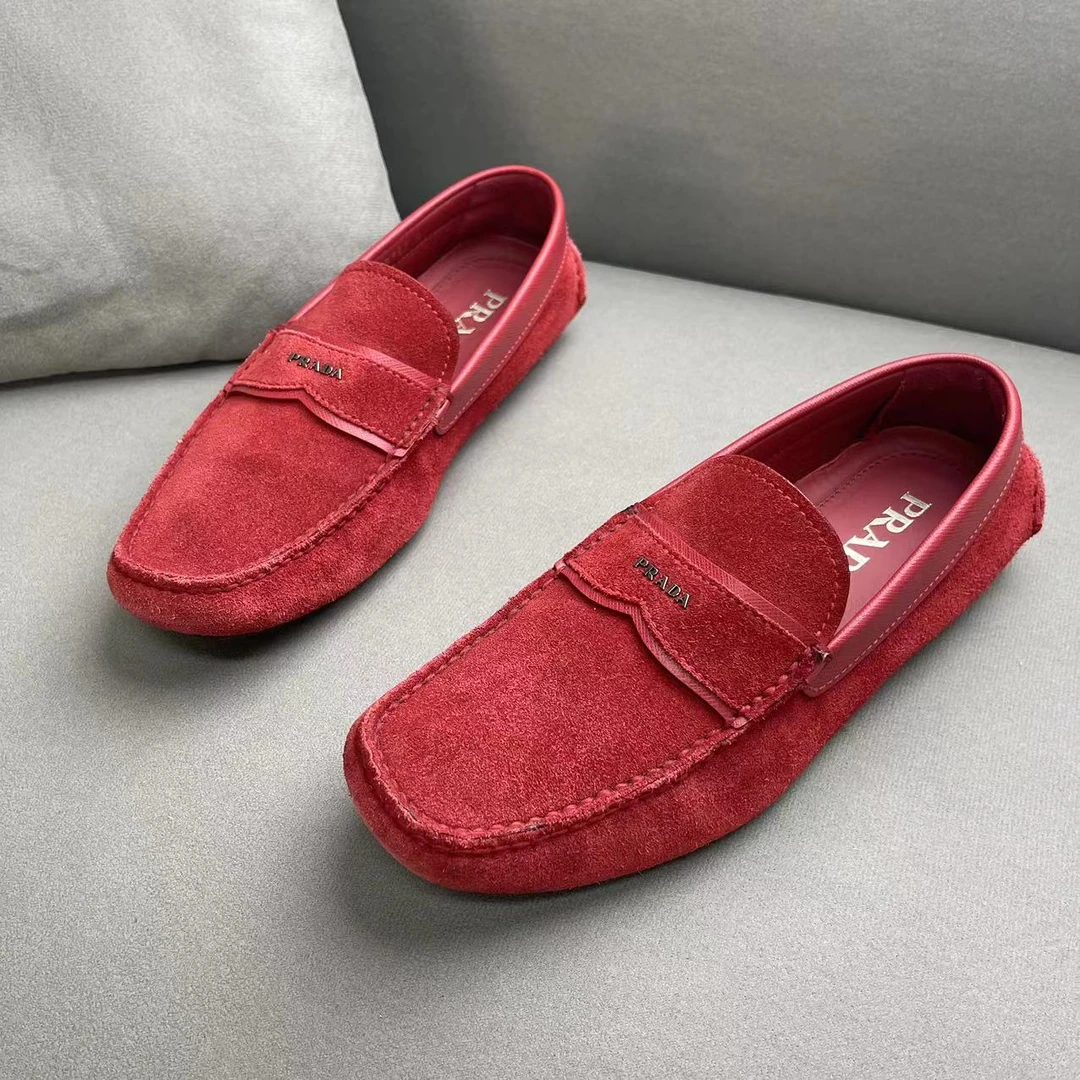 Prada/普拉达红色男款logo麂皮时尚百搭软底豆豆鞋 39码/95新