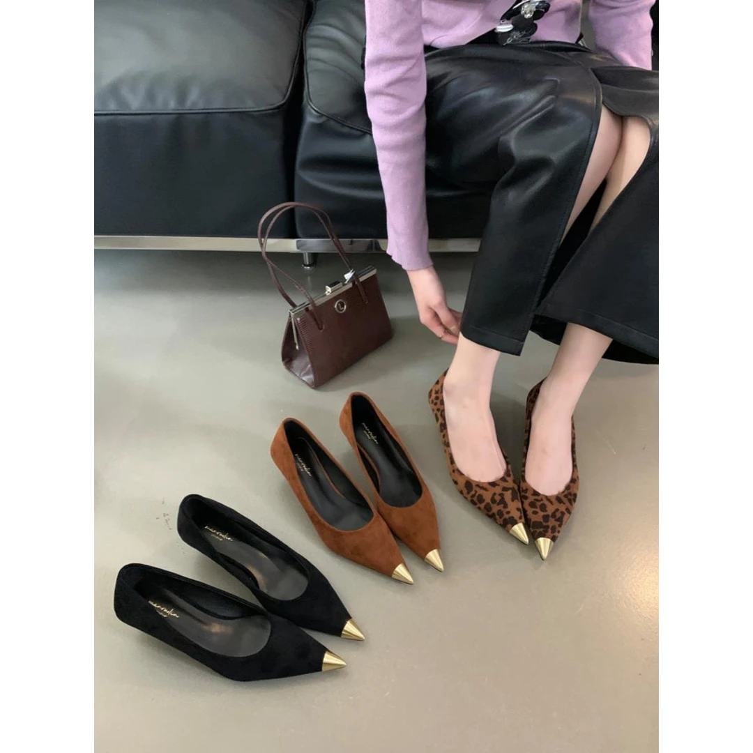 2024秋季新款金属尖头拼接绒面细跟中跟单鞋低跟浅口女鞋子