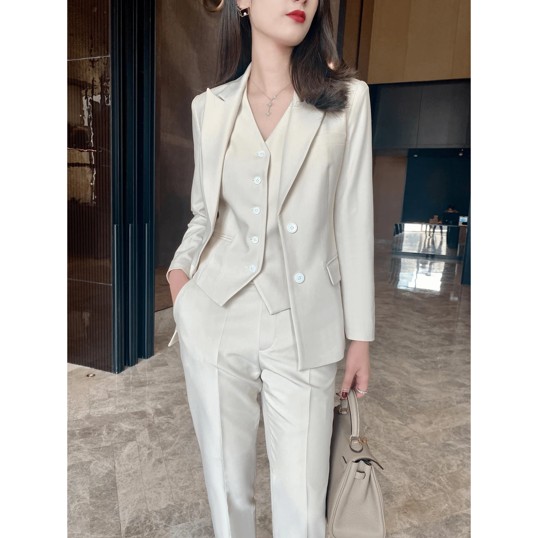 春秋新款气质显白燕麦色时尚休闲白色马甲裤子三件套通勤西服套装