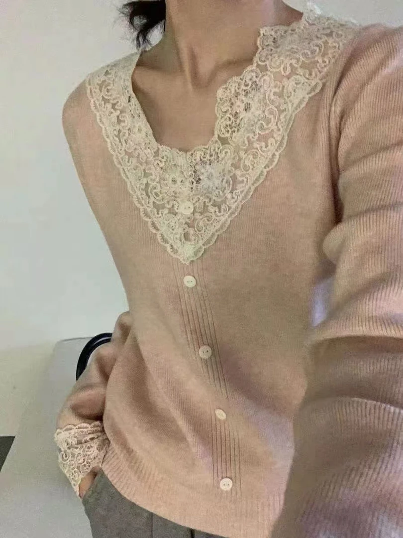 法式蕾丝拼接V领针织衫女秋冬气质百搭长袖毛衣上衣