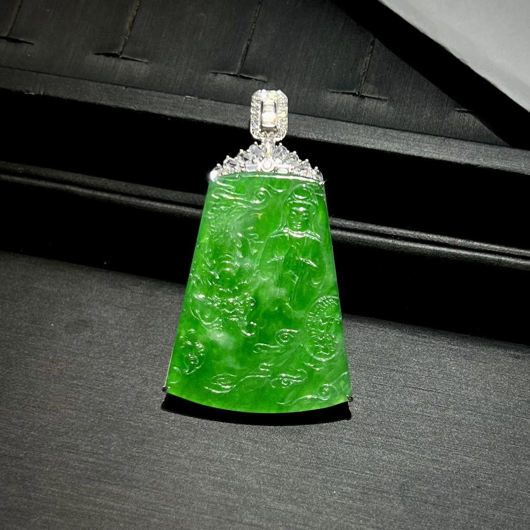 猪宝行18K镶嵌天然a货翡翠玉龙观音冰种阳绿色雕刻大牌子吊坠