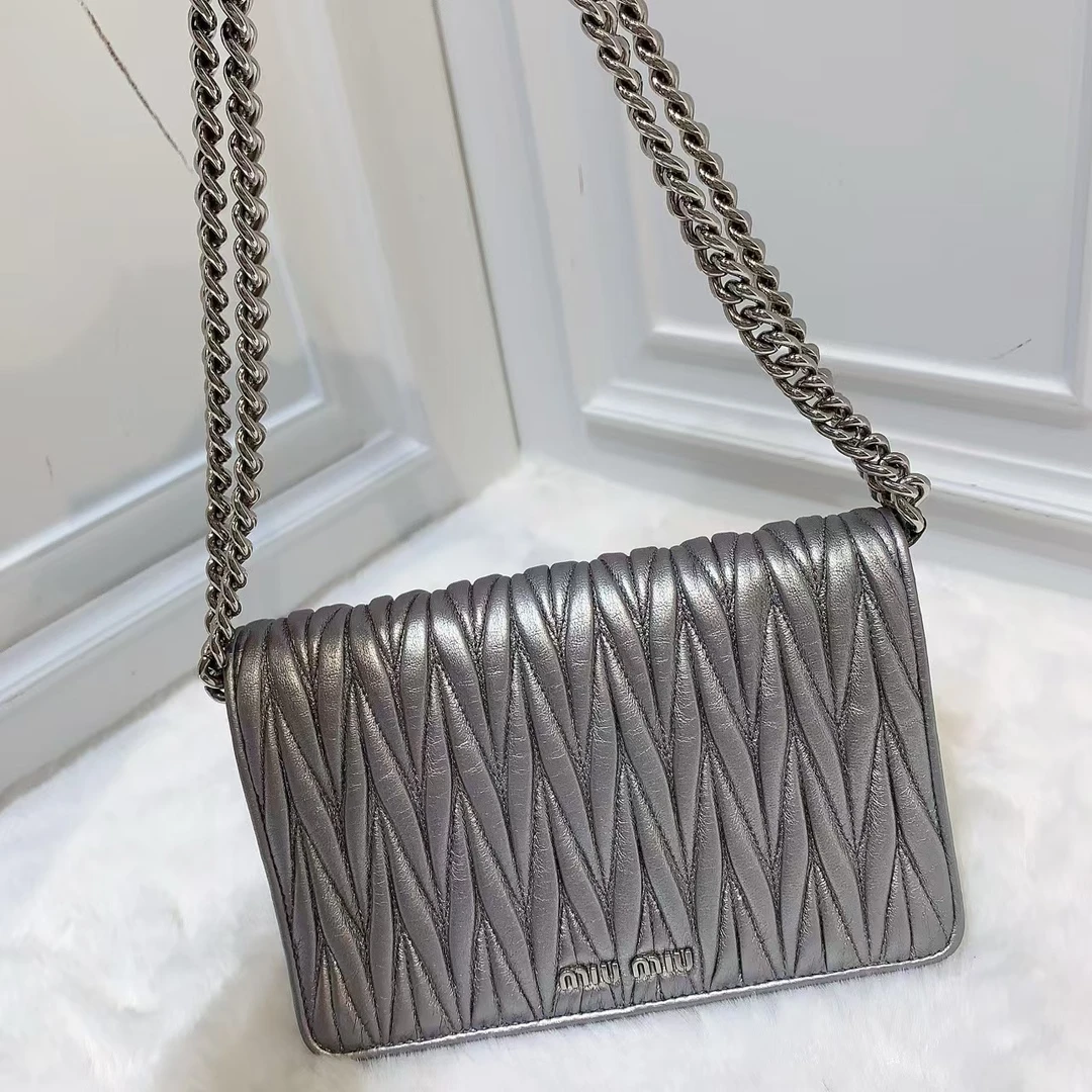 95新 MIU MIU/缪缪 （静姐）缪缪褶皱珠光银woc