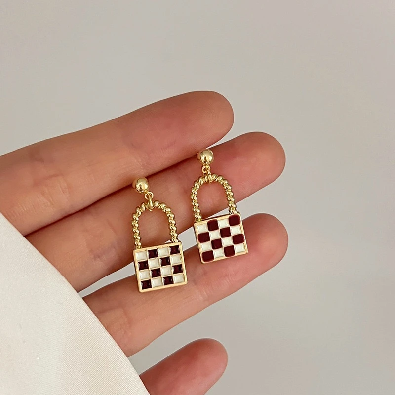 铜合金耳饰 高级感棋盘格耳环秋冬设计感轻奢ins气质耳环五金女孩
