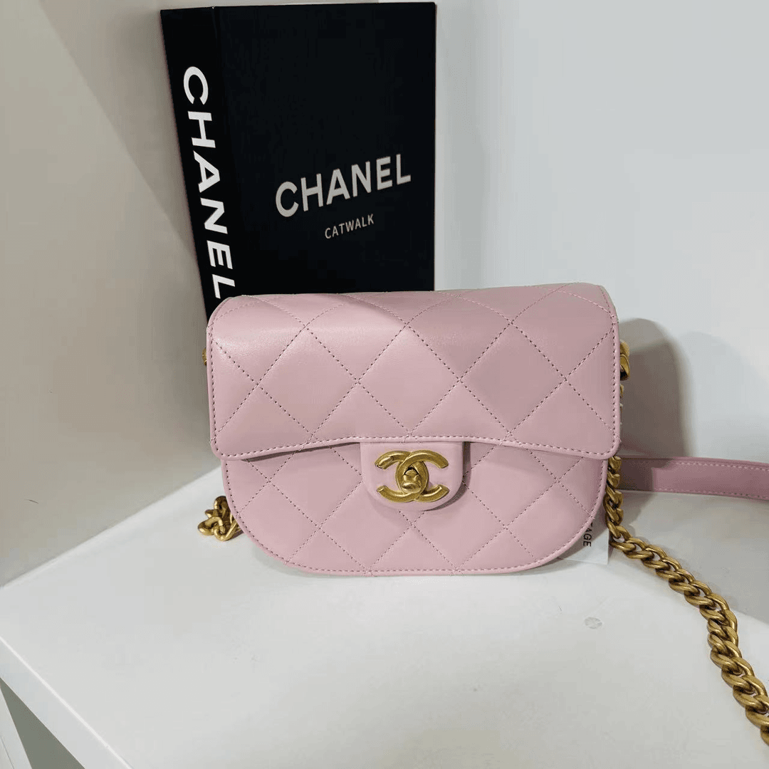 99新  HIHI精选/Chanel 粉紫马鞍邮差包/6626160
