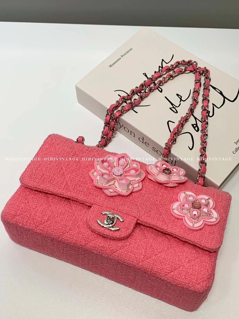95新 Chanel/香奈儿 HIHI/粉色毛呢银扣花朵CF中号 22开