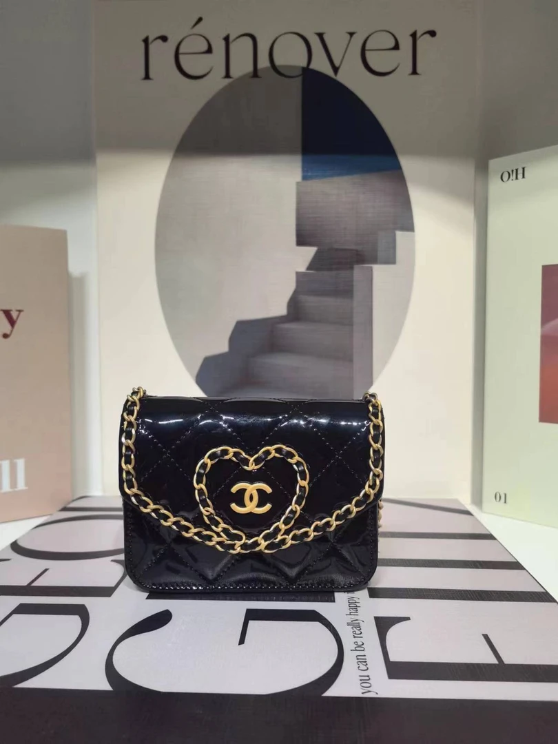 99新 Chanel/香奈儿 /Chanel 黑金漆皮爱心滚边mini链条包