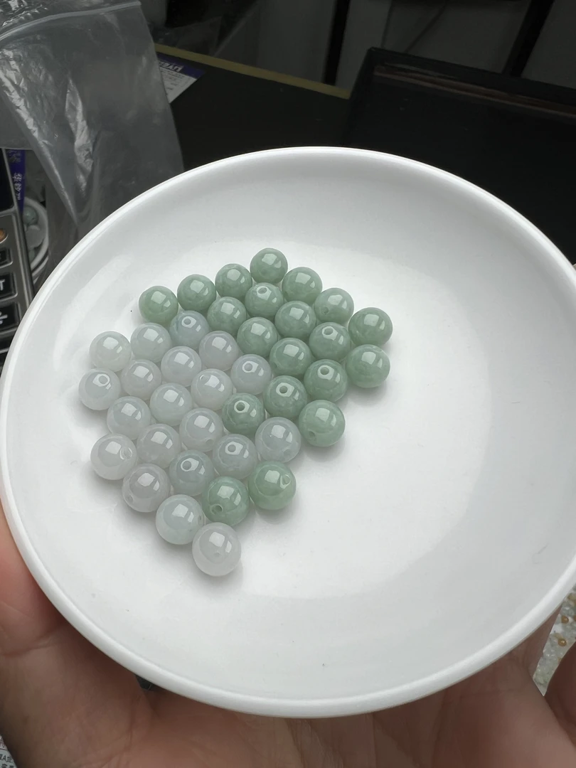天然翡翠a货， 白加果绿，尺寸约7.5mm,散珠26颗=98手工编织玉手串