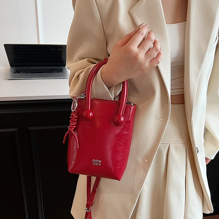 百搭时尚手机包包斜挎包包穿搭搭配包包手提包包网红轻便夏季包包