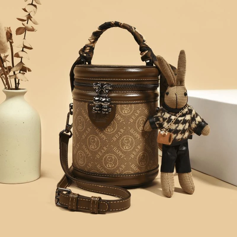 潮流时尚高档斜跨女士印花休闲撞色手提包单肩斜挎水桶包竖款圆包