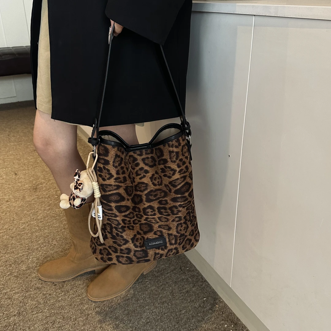 秋冬季超火小众豹纹包包女新款流行百搭斜挎包单肩腋下水桶包