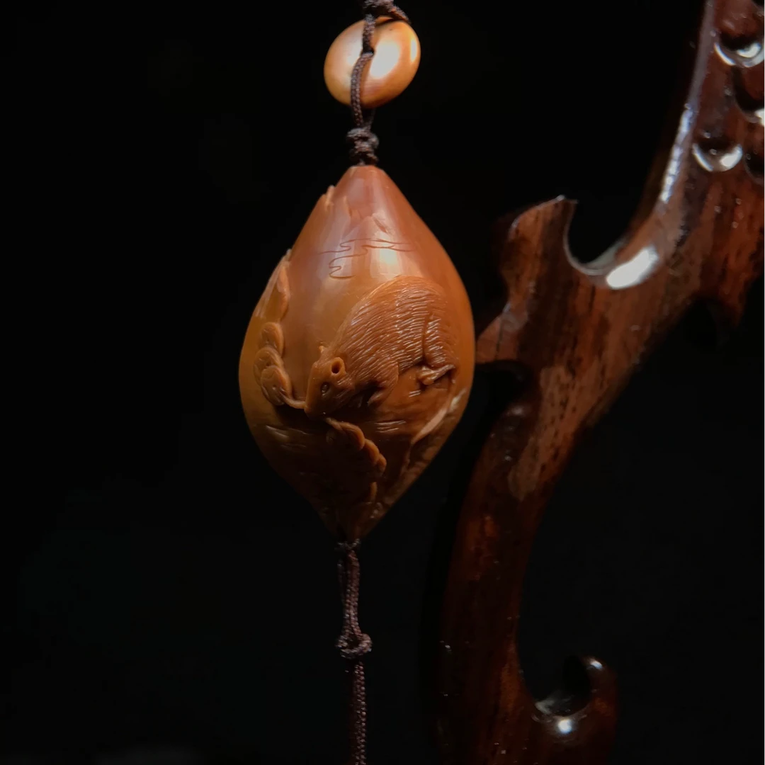 【琢礼】孙小娟【数你有钱】2.4*3.7南工苏工橄榄核雕XJ410022