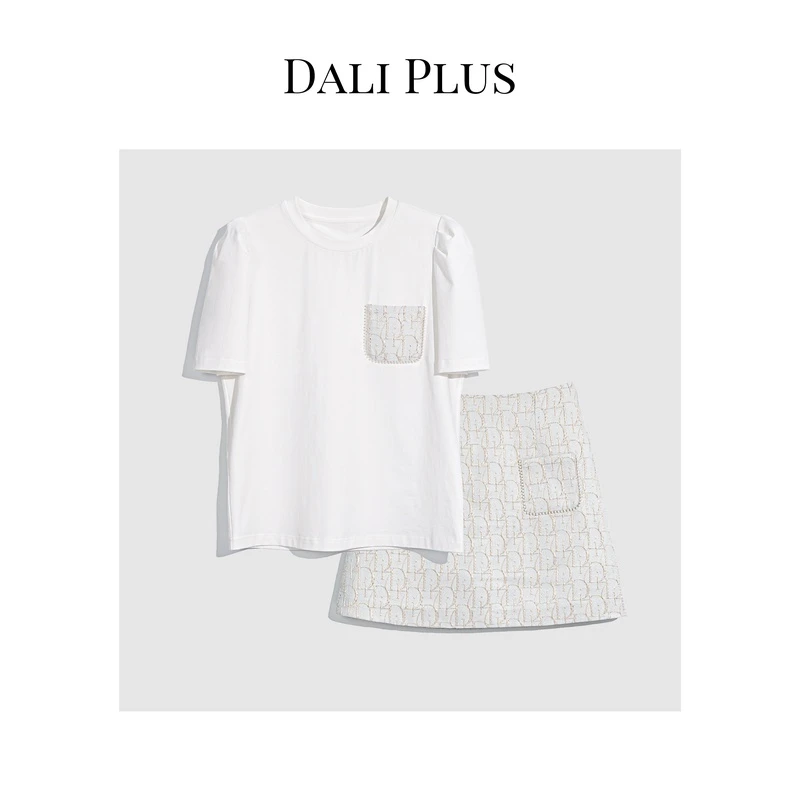DALI PLUS高级感气质舒适白色浮雕设计感字母圆领T恤套装-B23106X