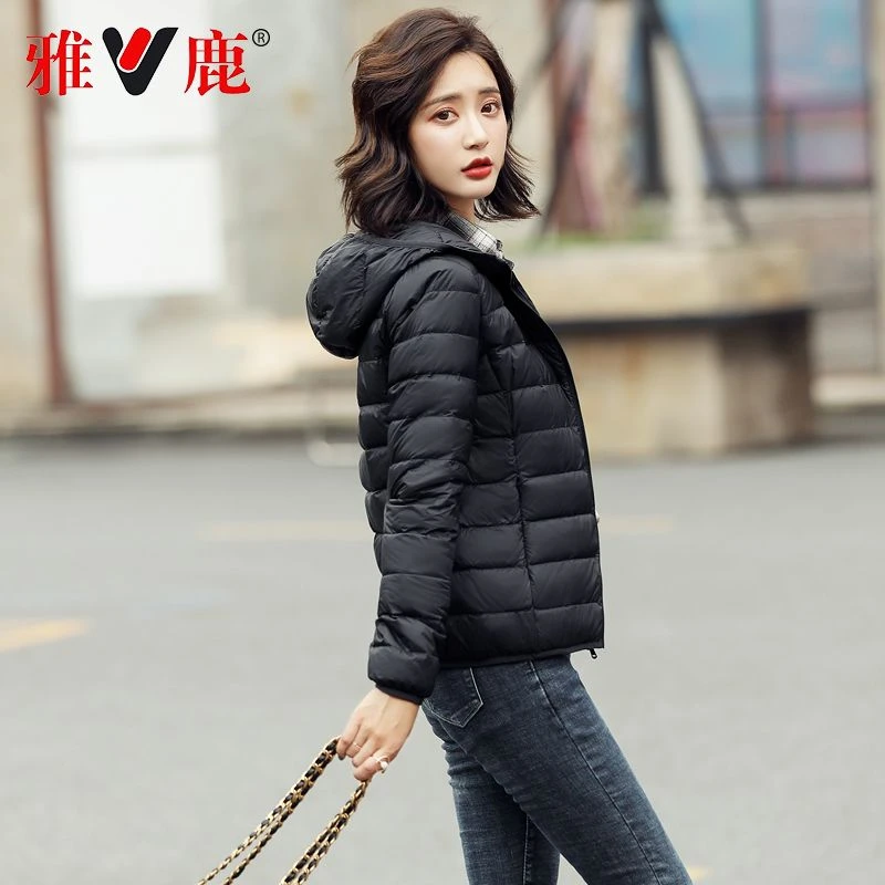 雅鹿轻薄羽绒服女短款2024年秋冬修身显瘦连帽轻暖白鸭绒外套