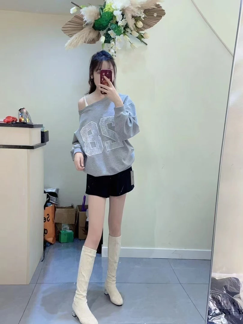 松弛慵懒fe^_^斜肩廓形蕾丝刺绣卫上衣