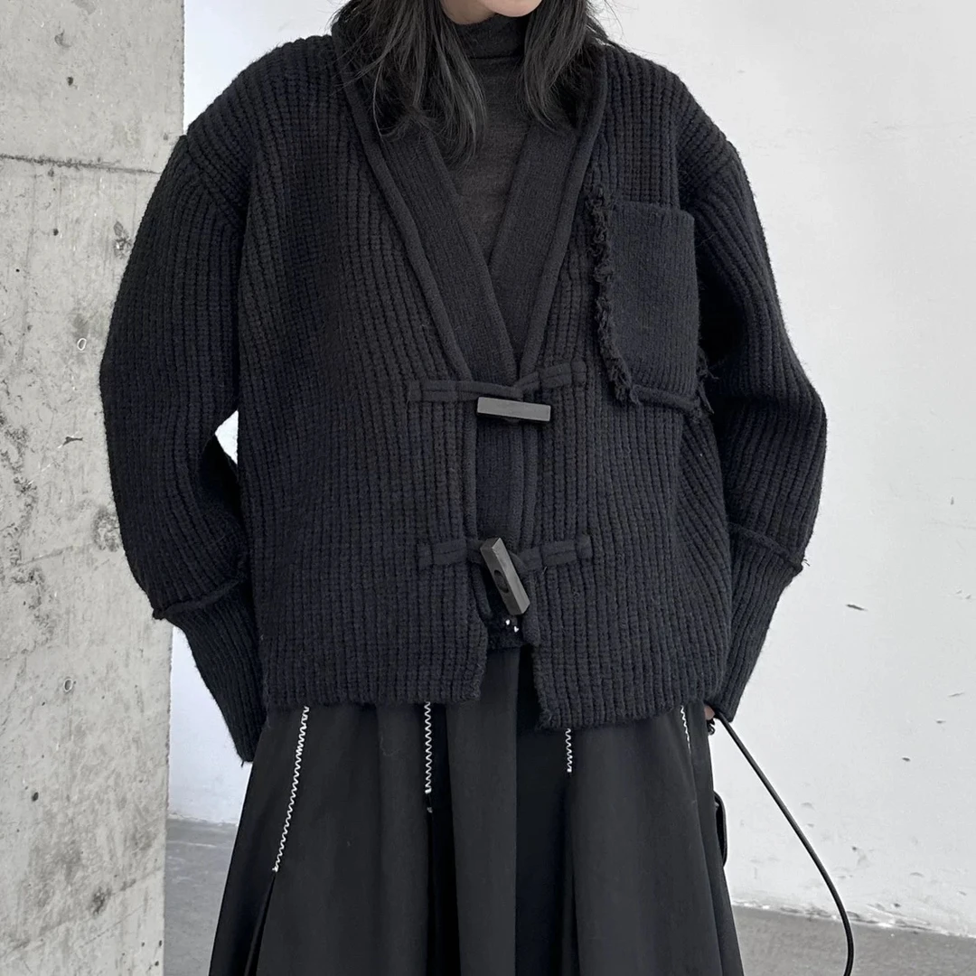 重工加厚毛衣短款外套秋冬木扣设计宽松慵懒风开衫