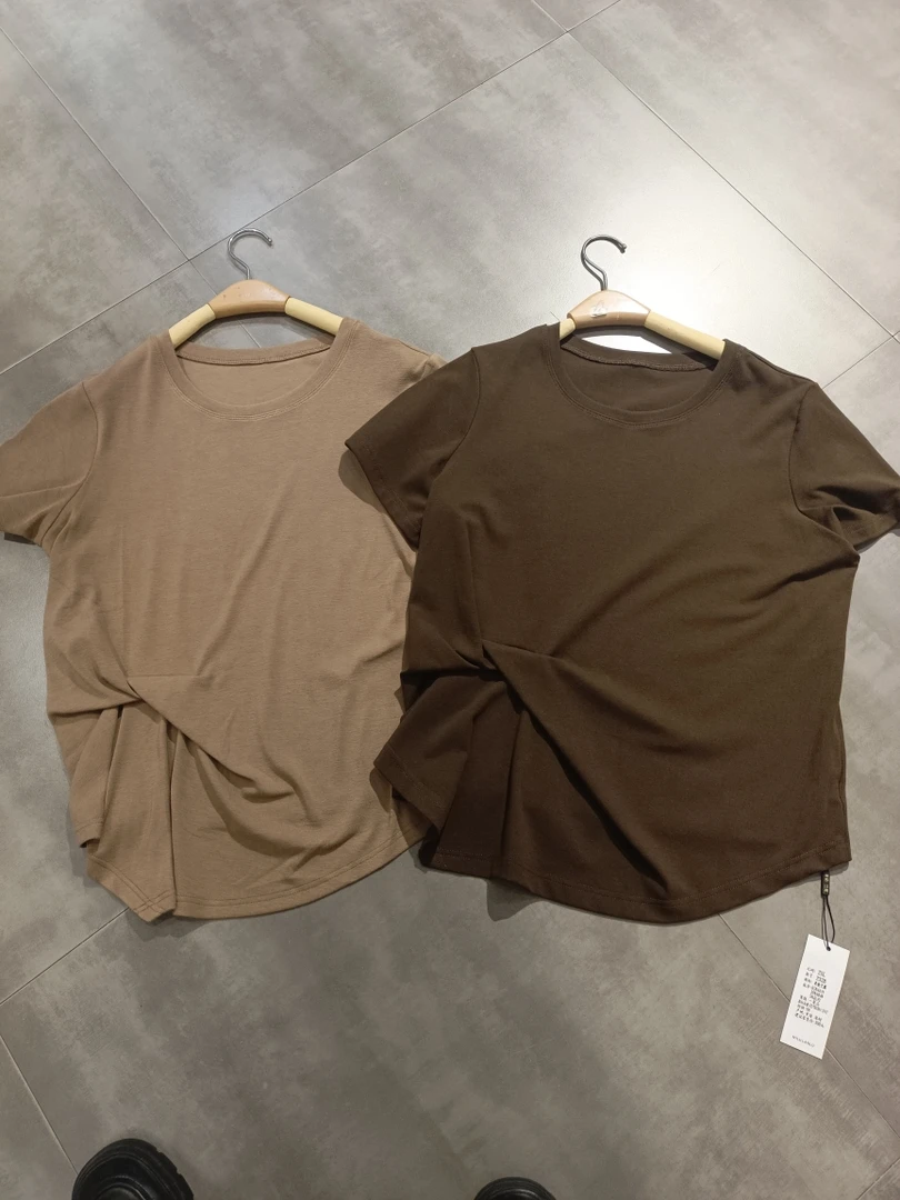 2023年个性款女上衣