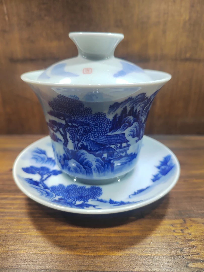 景德镇纯手绘青花山水三才盖碗。