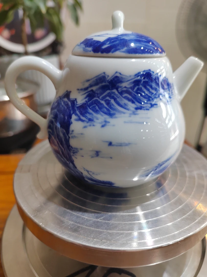 景德镇纯手工绘画青花山水茶壶。