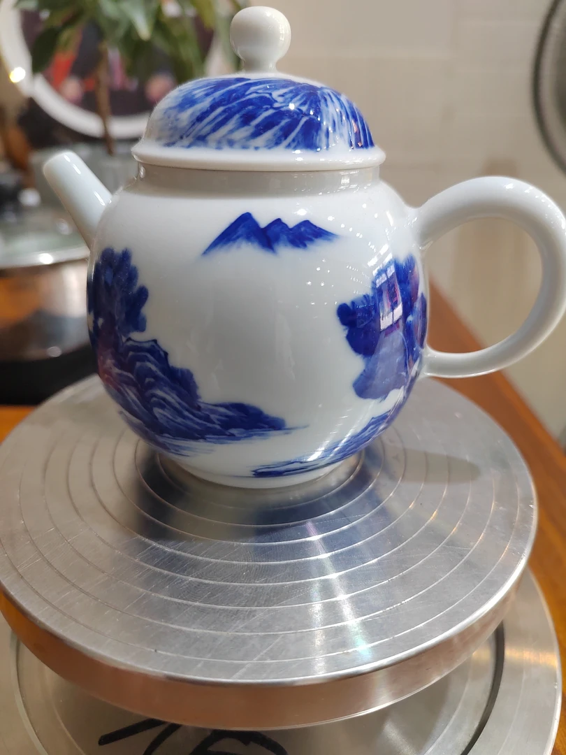 景德镇纯手工绘画青花山水茶壶。