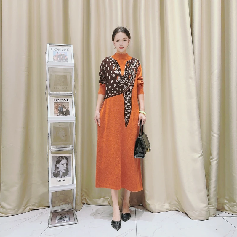 5848橘咖领型气质设计师秋冬长款提花轻奢针织连衣裙