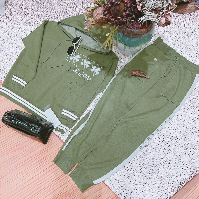 5850军绿气质设计师秋冬长款提花轻奢针织两件套