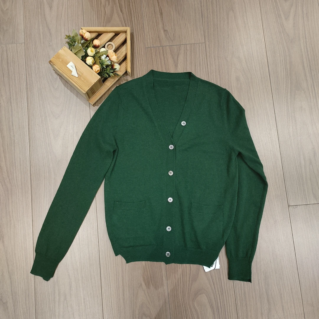 米姗高品质简单大气V领开衫