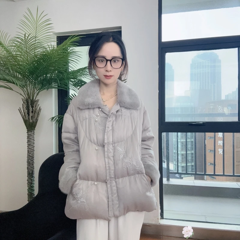 【影小姐】2024秋冬国风刺绣鹅绒服铜氨丝时尚冬季设计师气质百搭