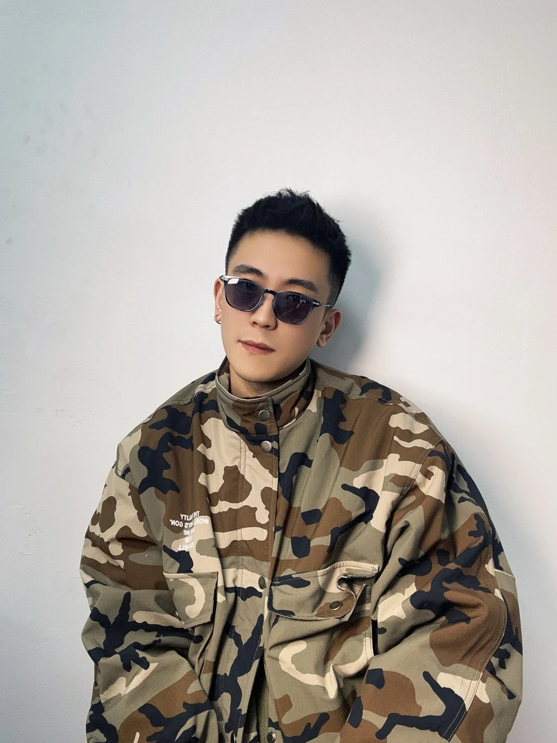 (300-399)2025新款潮流时尚平光镜网红复古经典帅气大框超轻韩版!