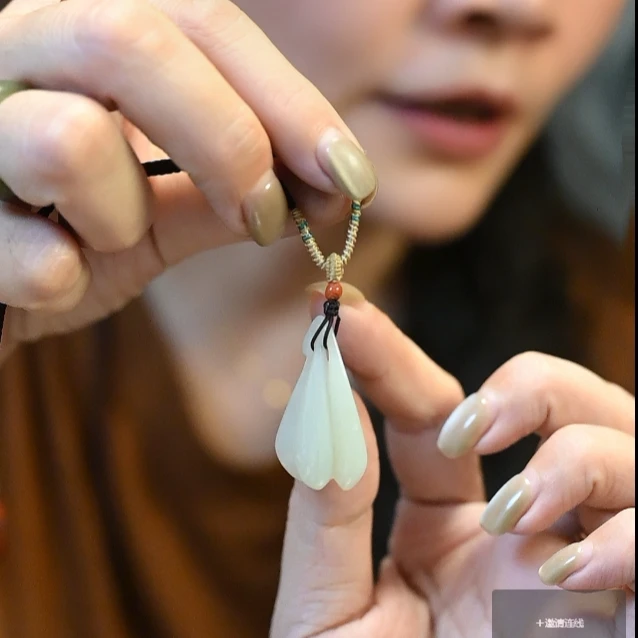 茶分享和田玉玉兰花吊坠