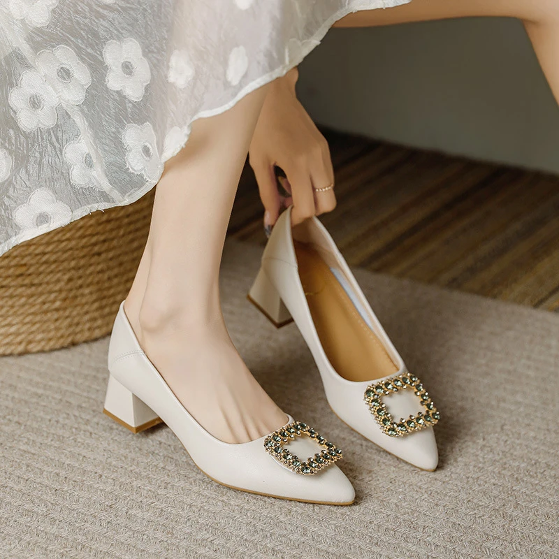 真皮低跟单鞋女粗跟软底中跟水钻珍珠新娘婚鞋伴娘鞋尖头浅口瓢鞋