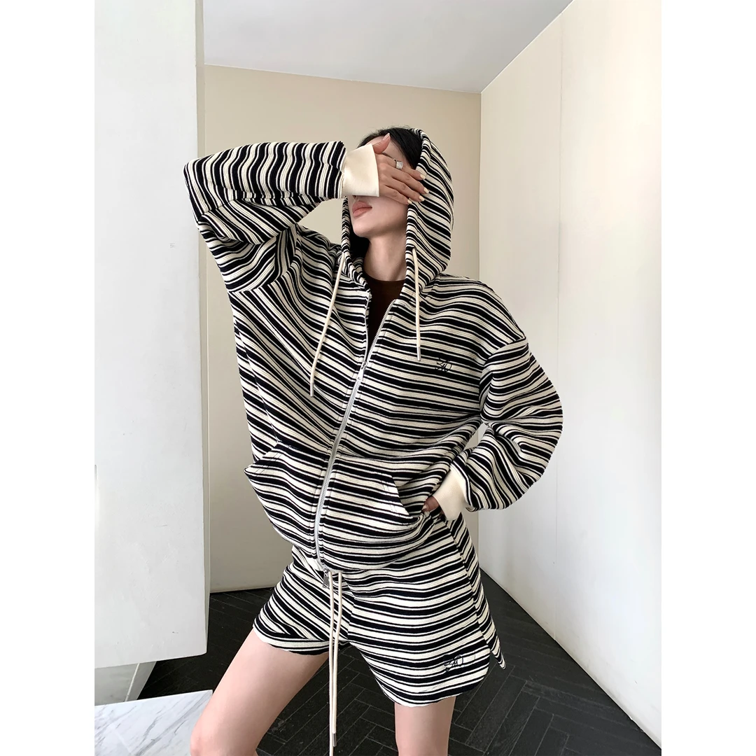 周淼ZHOUMIAO立体坑条落肩宽松连帽上衣层次撞色短裤女ZM24G3106K
