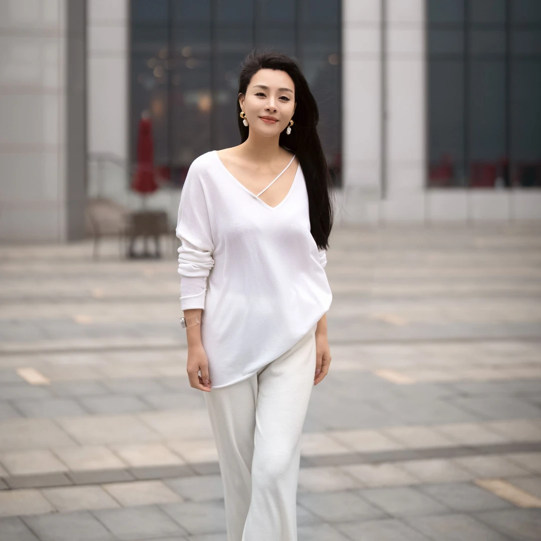 YSU【余书】春秋慵懒风休闲简约宽松显瘦长袖大V领打底白色Y330128