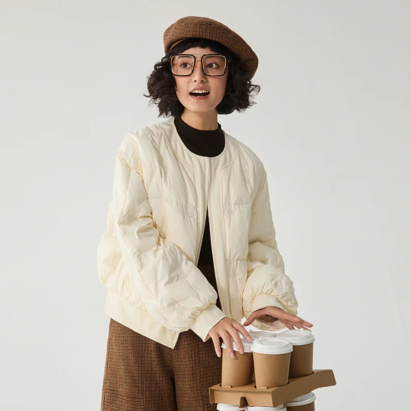 谜底白色羽绒服女冬新品休闲百搭简约圆领短款鸭绒244MY1535