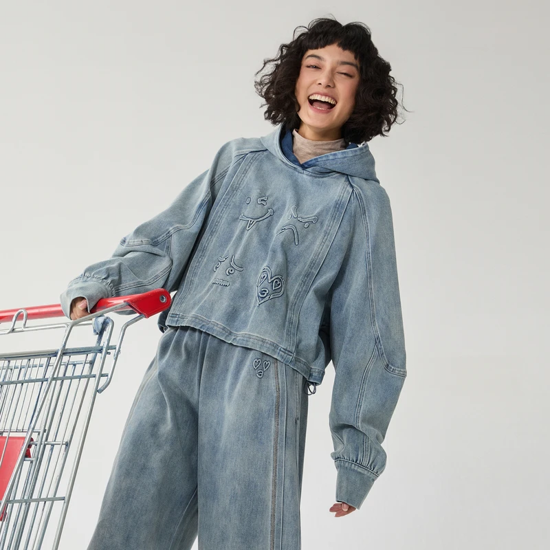 谜底牛仔连帽卫衣长袖女冬新品复古风短款特色上衣244MV1557