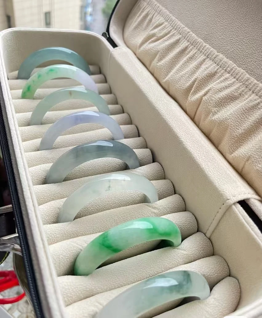 七彩云饰品9号甄选直播翡翠（处理）手镯多样性 白底清满绿半山水