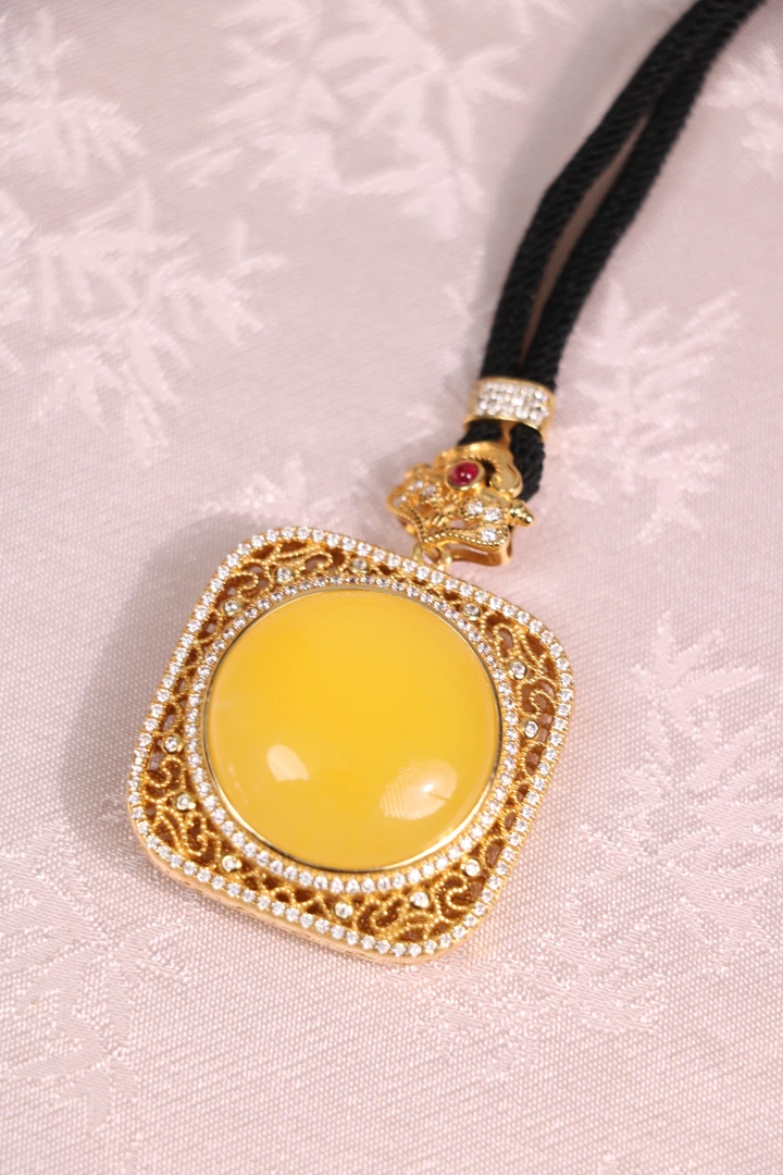 925银镶蜜蜡圆形蛋面国风项链