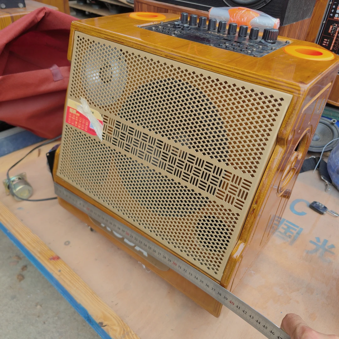 工厂处理库存音箱8寸三分频带一个无线金属话筒。电池不行了。