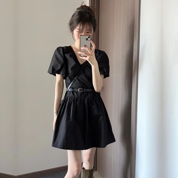 夏季法式V领赫本风小黑裙连衣裙女小个子气质高级感收腰约会裙子