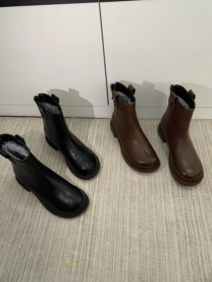 加绒软皮中跟复古马丁靴女休闲低跟短痛时尚百搭舒适英伦风靴子