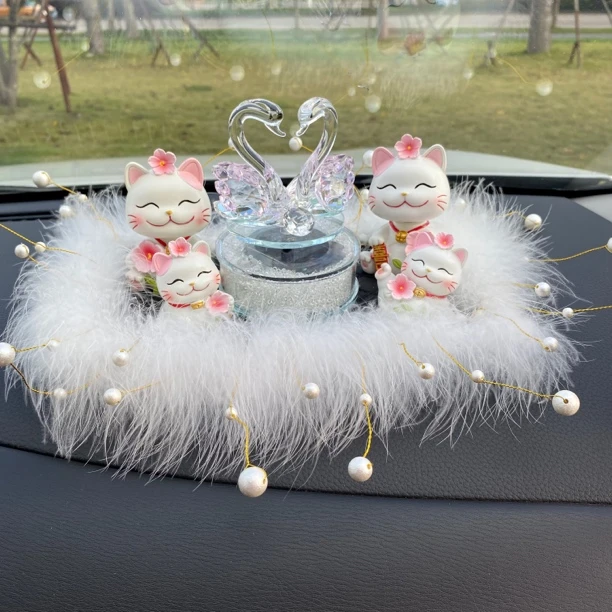 汽车摆件中控台摆件可爱樱花招财猫摇头车载装饰高档内饰香薰男女