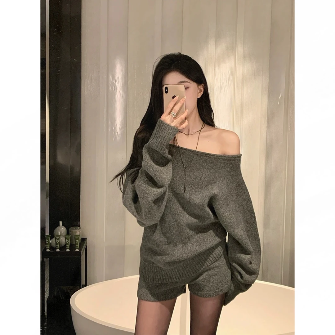 一字肩毛衣套装女秋季宽松蝙蝠袖上衣/坑条设计短裤两件套