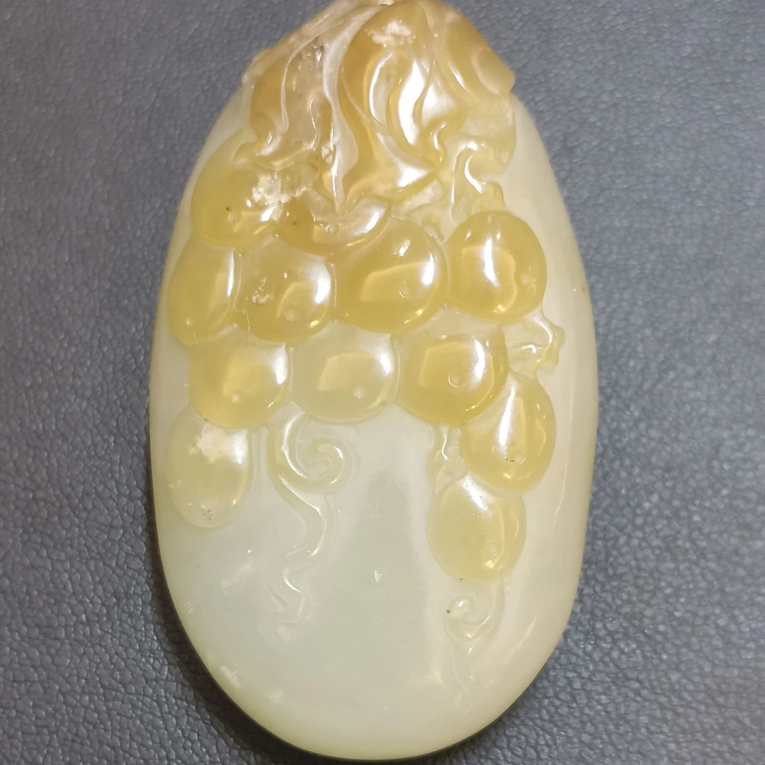 和田玉新疆山料糖青白俏雕葡萄挂件