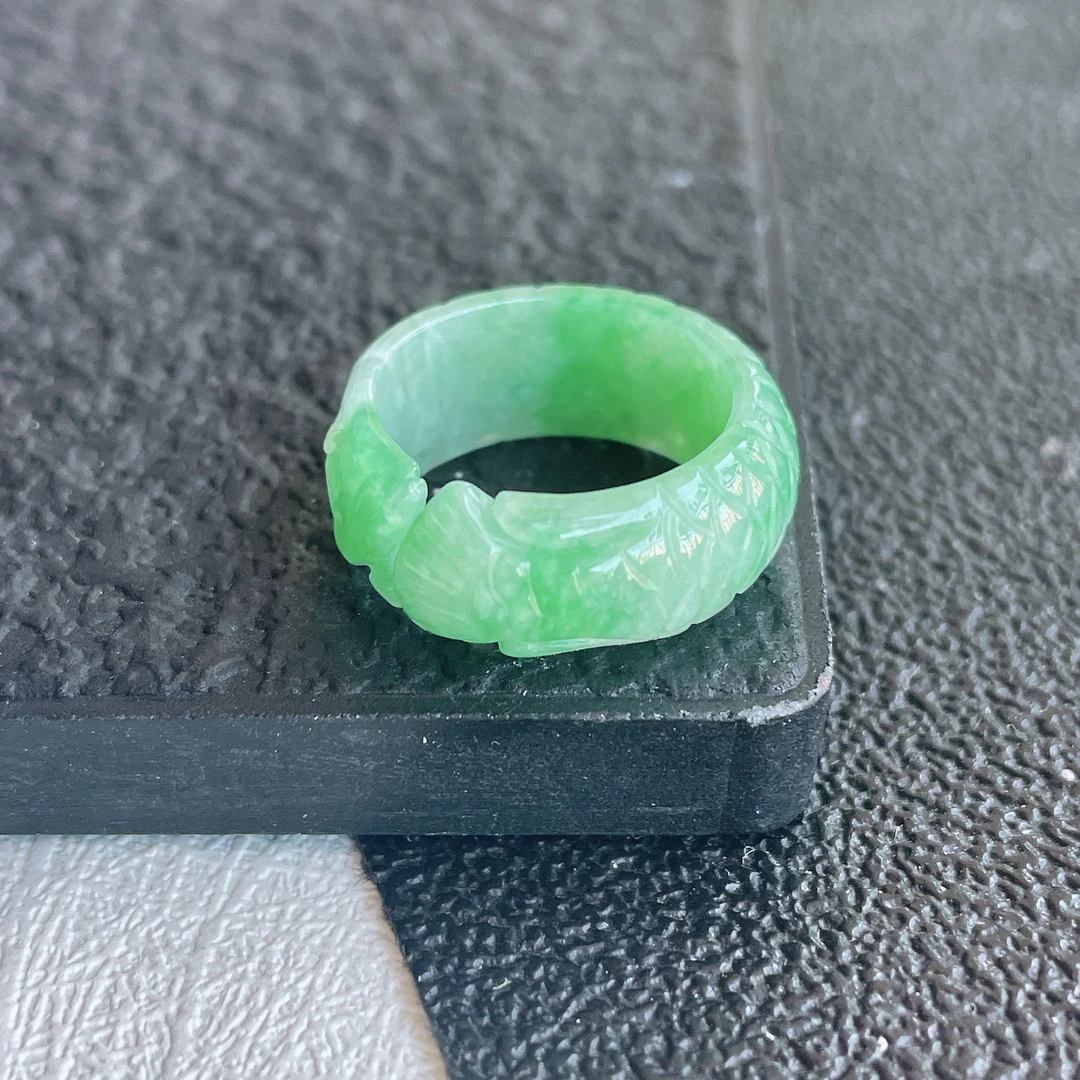 9号圈口天然A货翡翠龙鱼阳绿戒圈缅甸老坑精雕鲤鱼戒指男女款尾戒