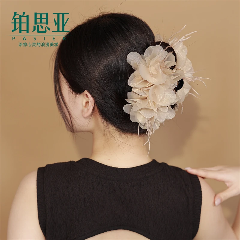 铂思亚【韵味】气质手工片花羽毛增发量亚克力抓夹