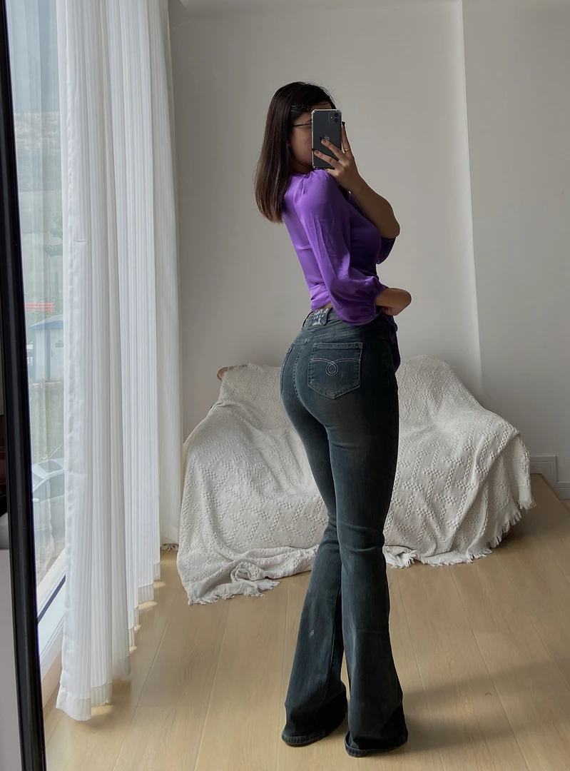 【你伍老板娘】口袋刺绣高腰提臀弹力腰部特殊领标设计喇叭牛仔裤