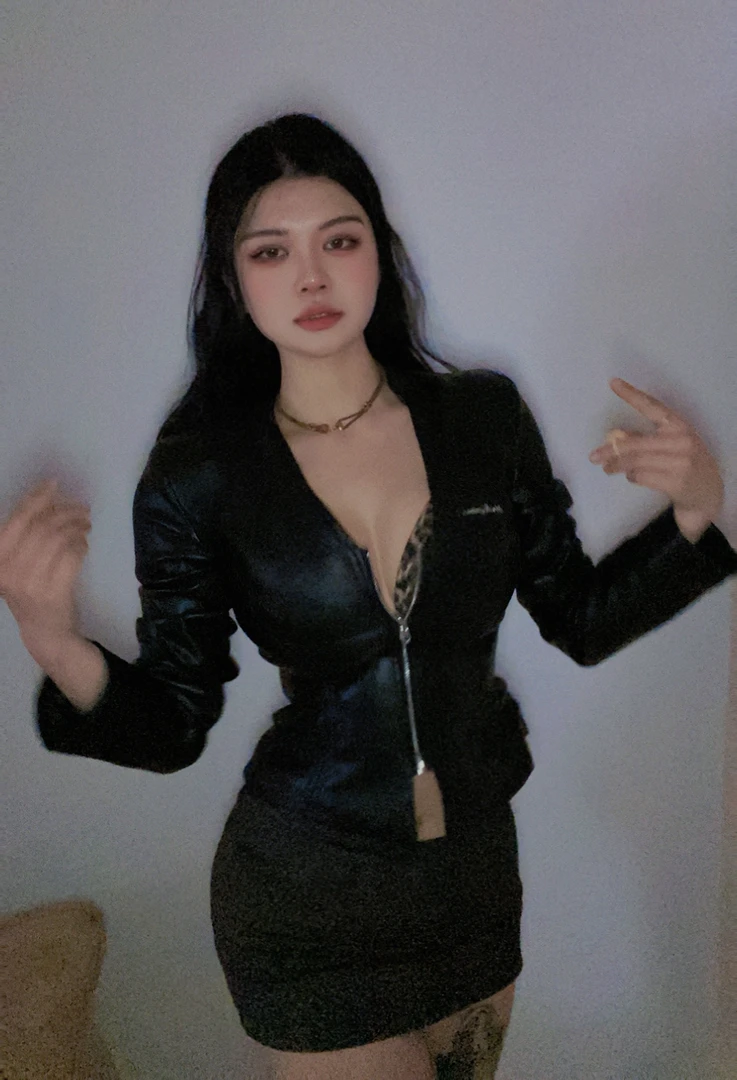 【5折清】 魔鬼女教师 拉链垫肩深v皮衣上衣