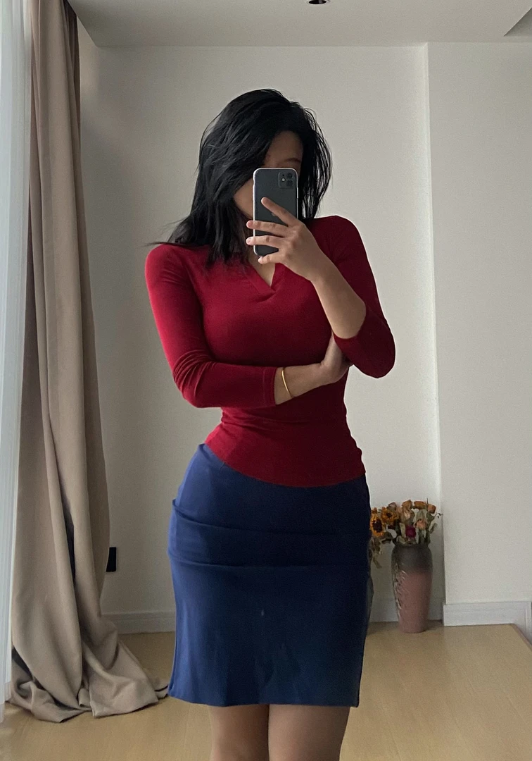 【你伍老板娘】“红蓝系列款”深v贴身弹力款长袖显身材基础纯色T