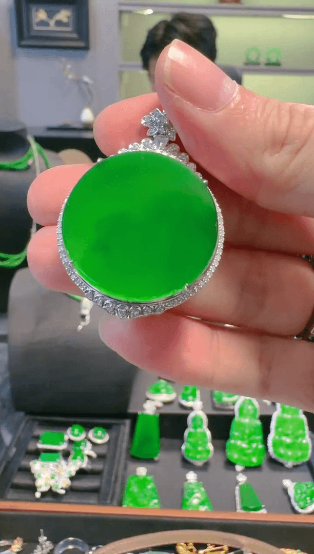 【闪购商品】翡翠吊坠(赠链)18K金镶嵌天然A货翡翠