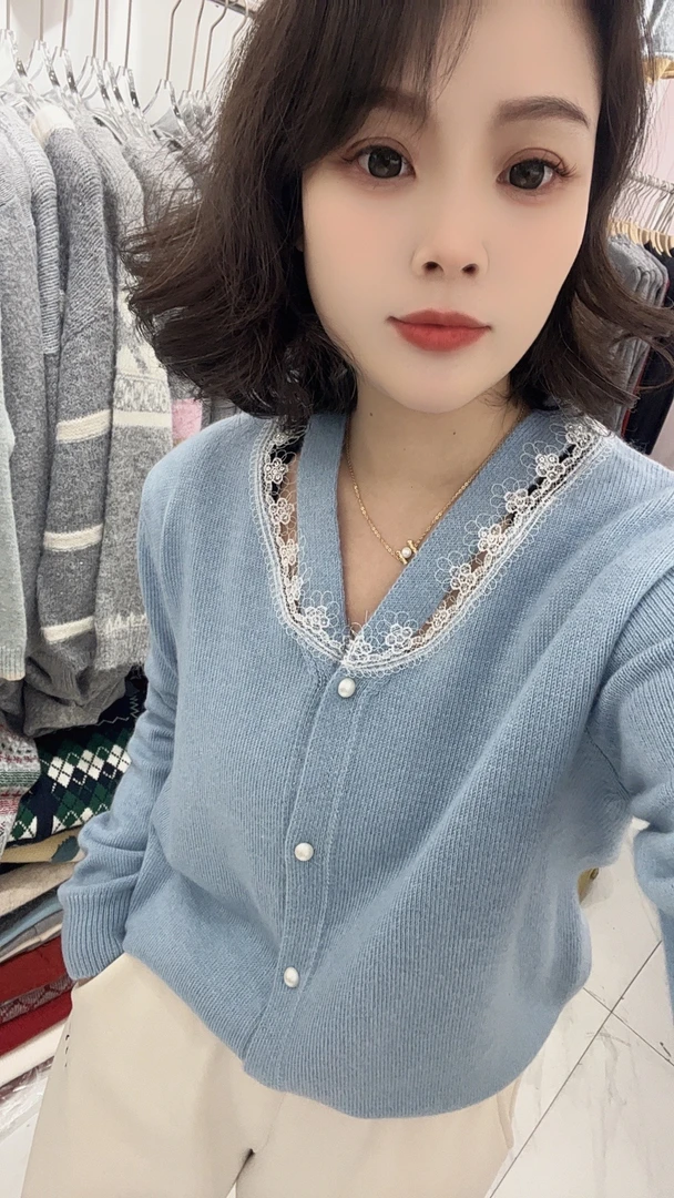 V家 挂脖蕾丝花边羊毛针织衫