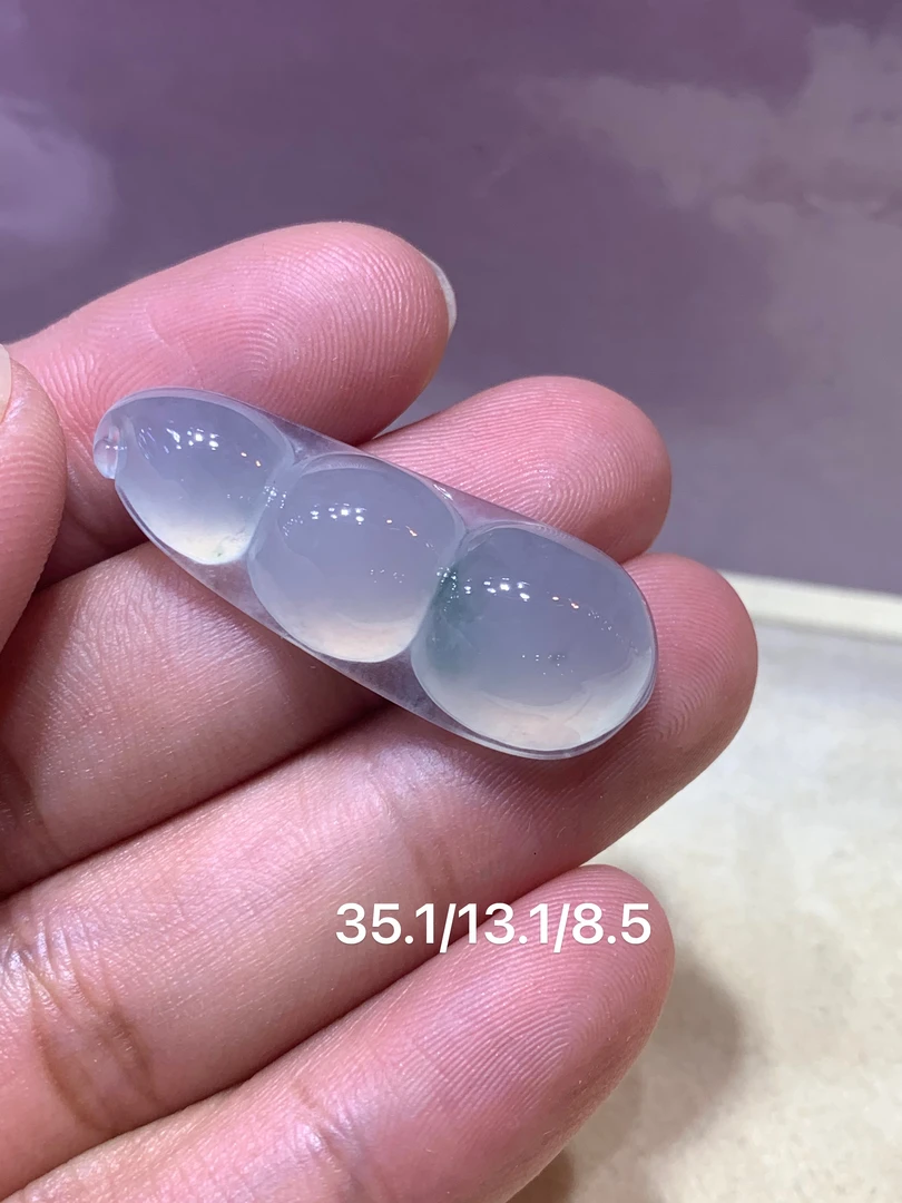 缅甸天然翡翠A货，超级饱满福豆，很完美无纹裂